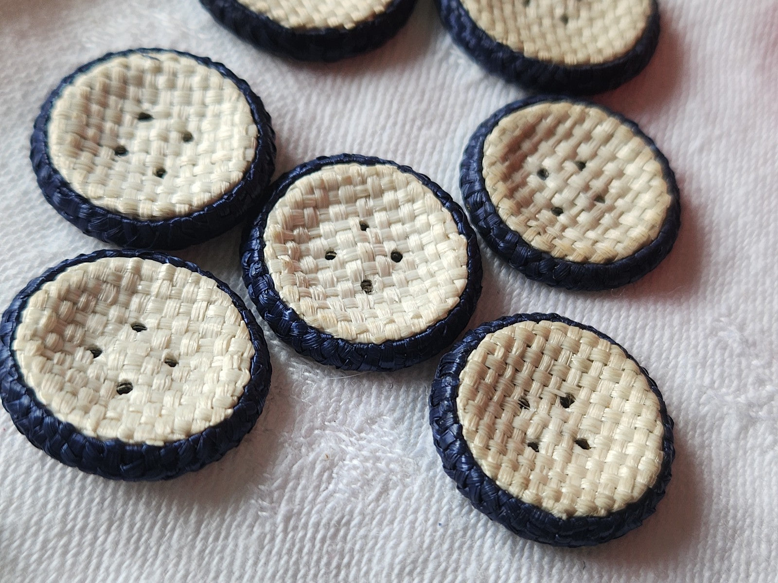 Lot 7 boutons anciens en rafia bleu passementerie 2 et 2,3 cm ref 3561