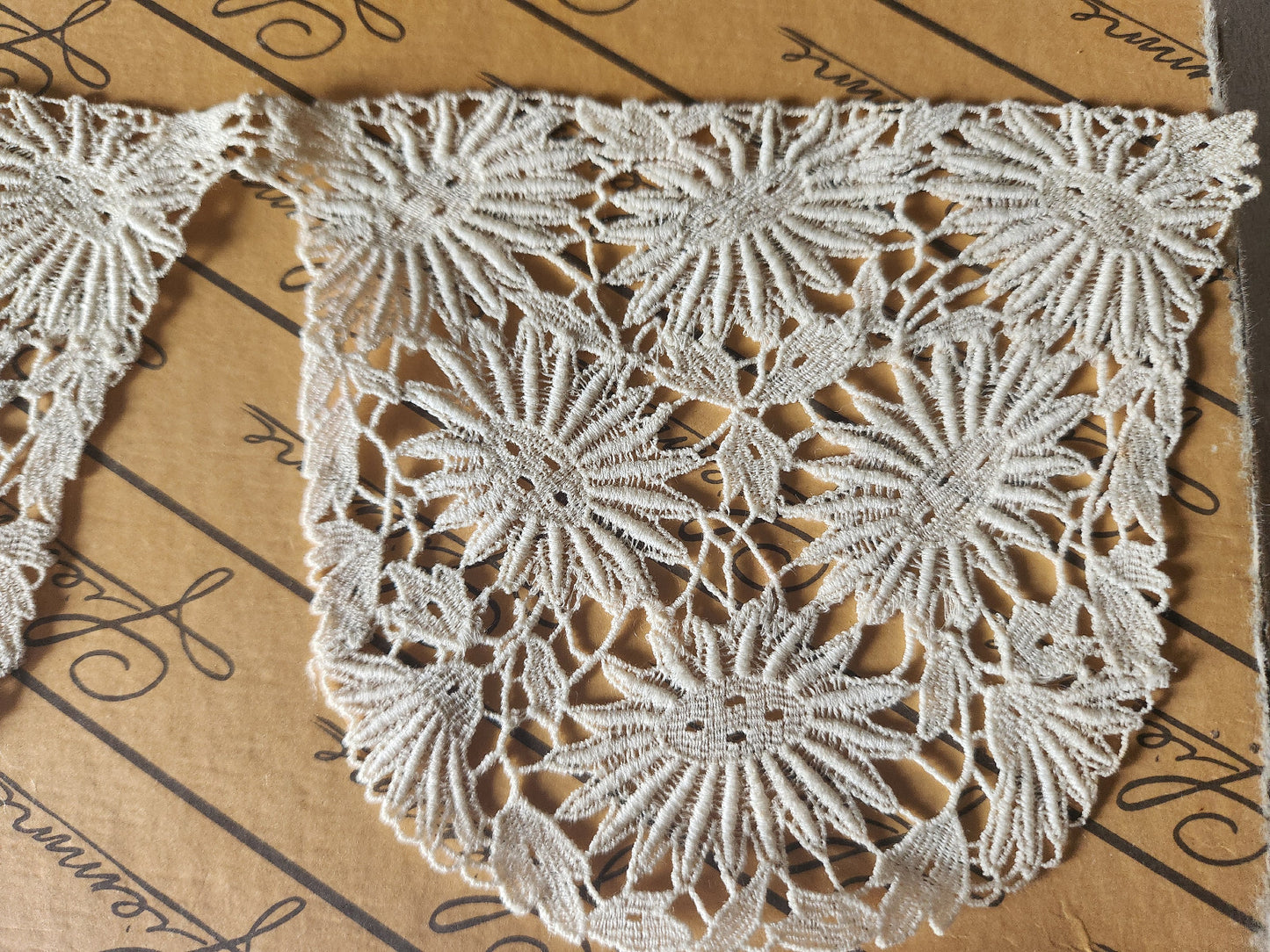 Ancienne partie de col ? en dentelle fleur superbe 23,5 cm B1-81