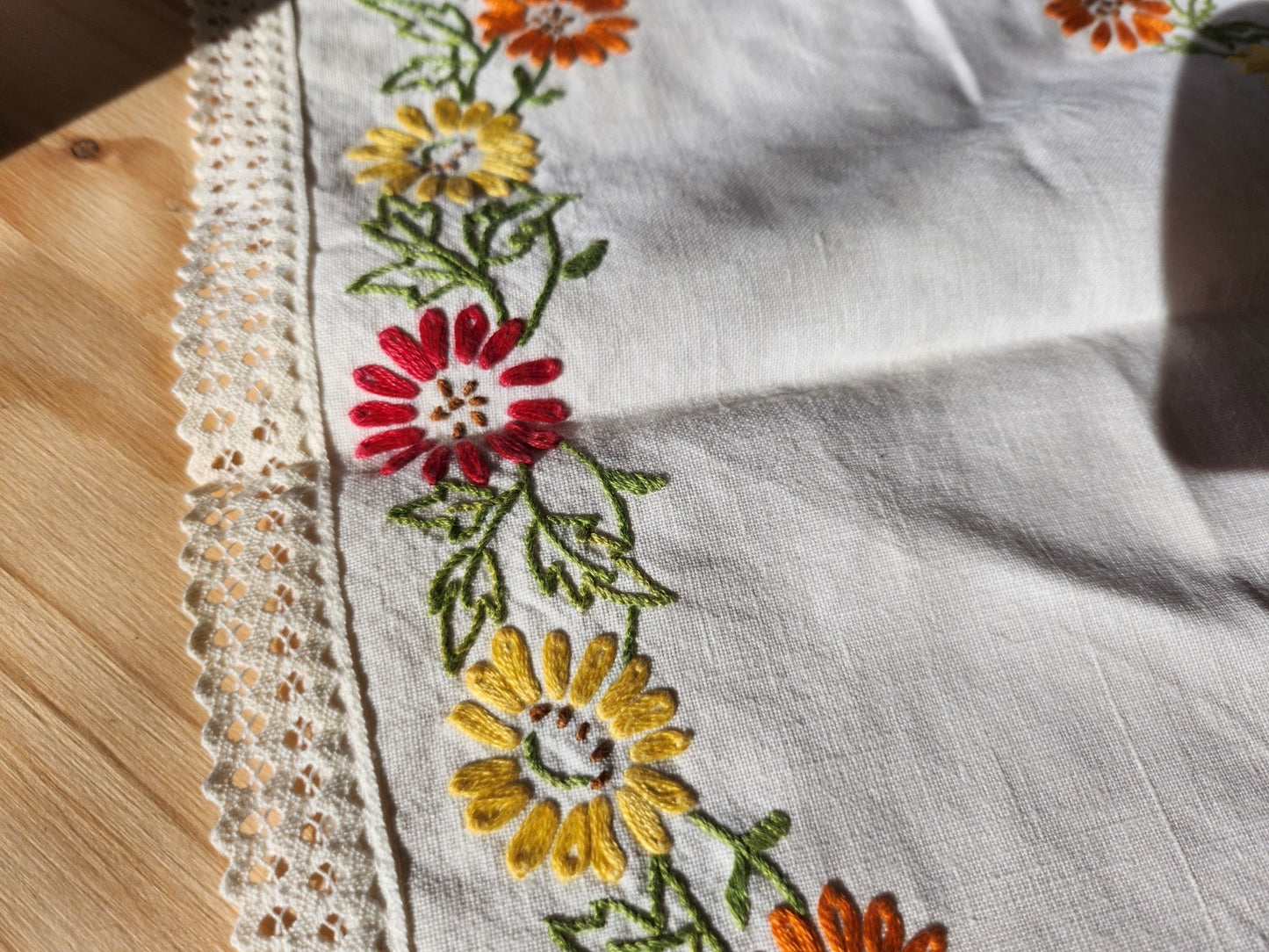 Ancien napperon dentelle broderie couleur fleur 24,5 cm sur 34 cm B8