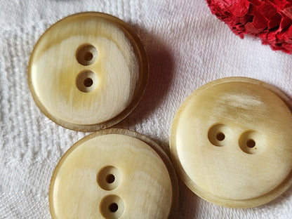 Trio gros bouton ancien en corne créme  à trous 3 et 3,1 cm ref 3314