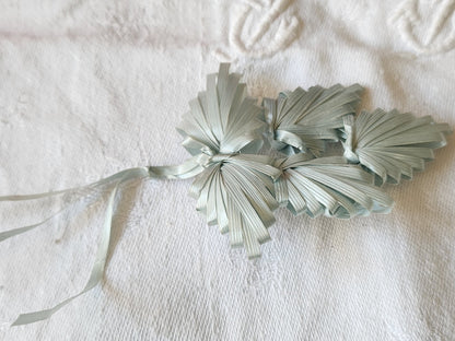Ancien ornement chapeau creation modiste fleur rafia bleu T0-15
