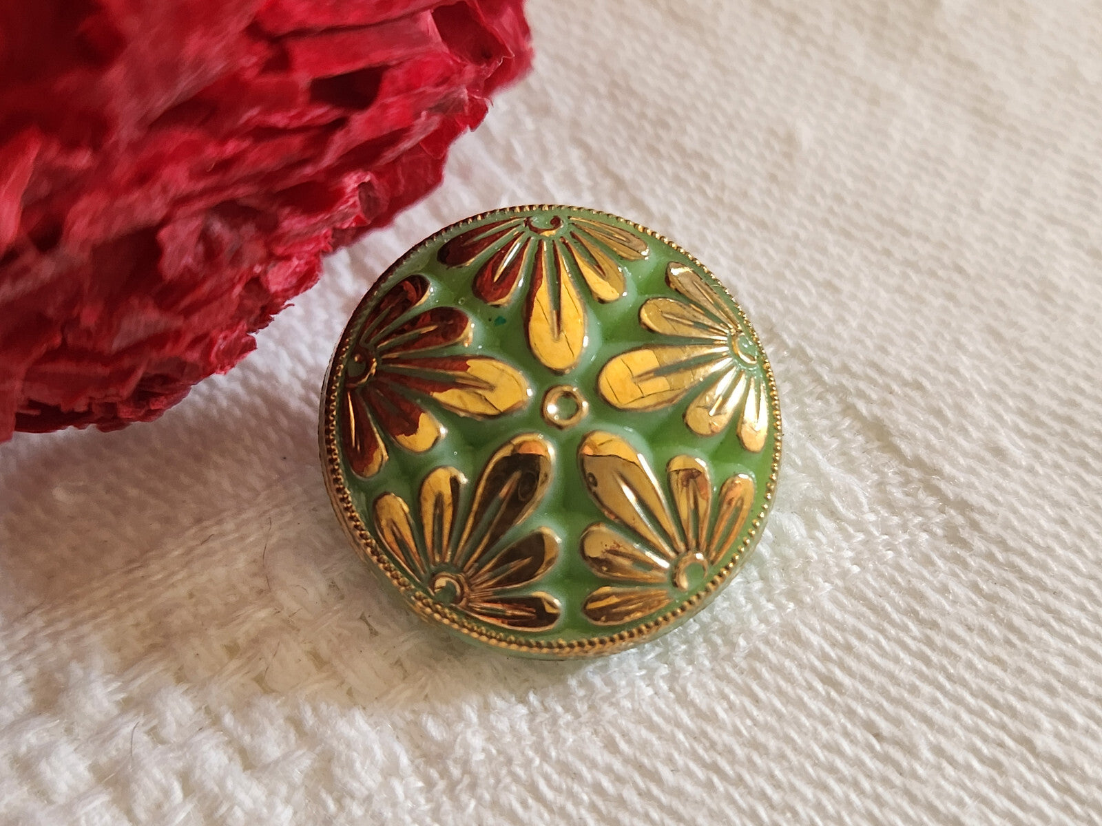 Bouton vintage en verre motif doré  vert relief 1,7 cm G16C