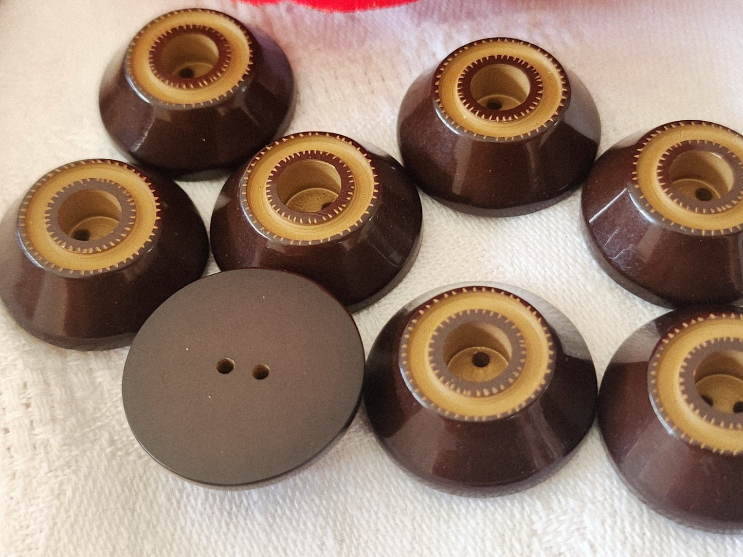 Lot 8 hauts boutons vintage marron deux tons ravissants trous 2,1 cm ref 3884