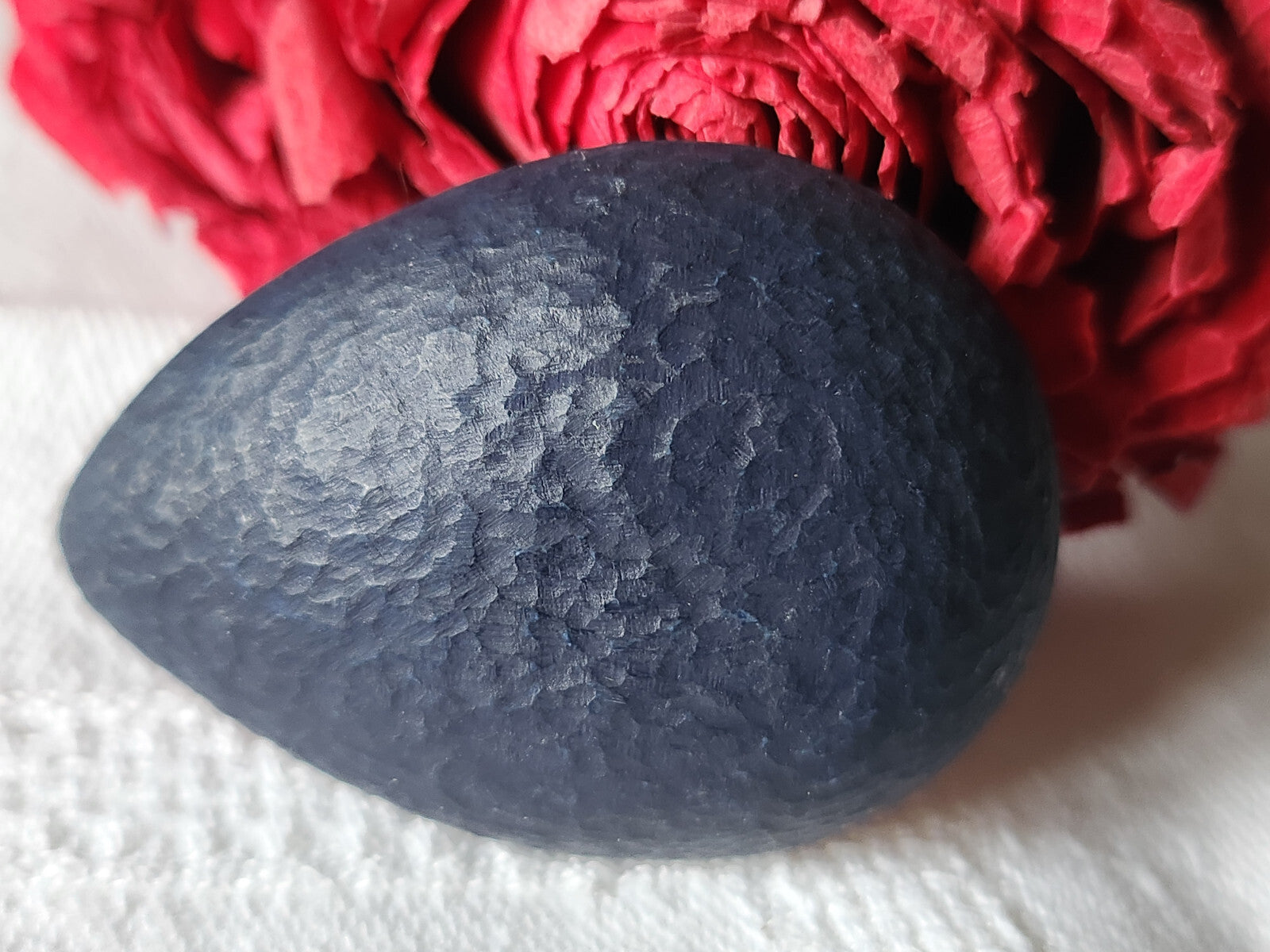 Gros bouton vintage forme goutte bleu martelé pied  4,2 cm sur 3 cm ref 1624
