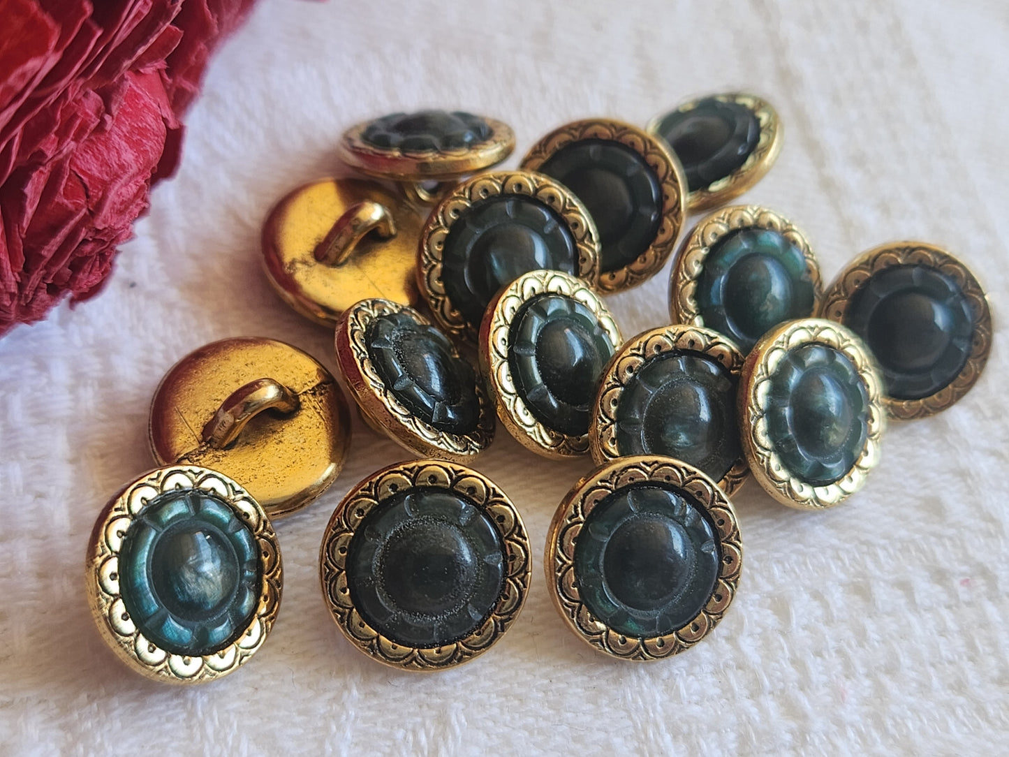 Lot 6 mini boutons vintage en métal coeur vert/gris  pied 1,1 cm ref 560