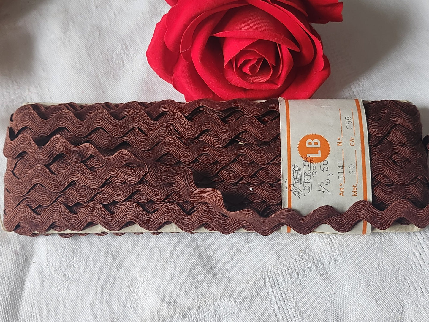 Galon vintage serpentine marron  large plaque largeur  1, 5cm (au max)  A2