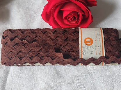 Galon vintage serpentine marron  large plaque largeur  1, 5cm (au max)  A2