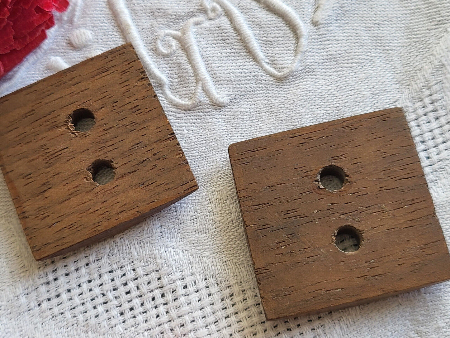 Duo gros boutons ancien en bois carré  marron  3,1 cm ref 5012