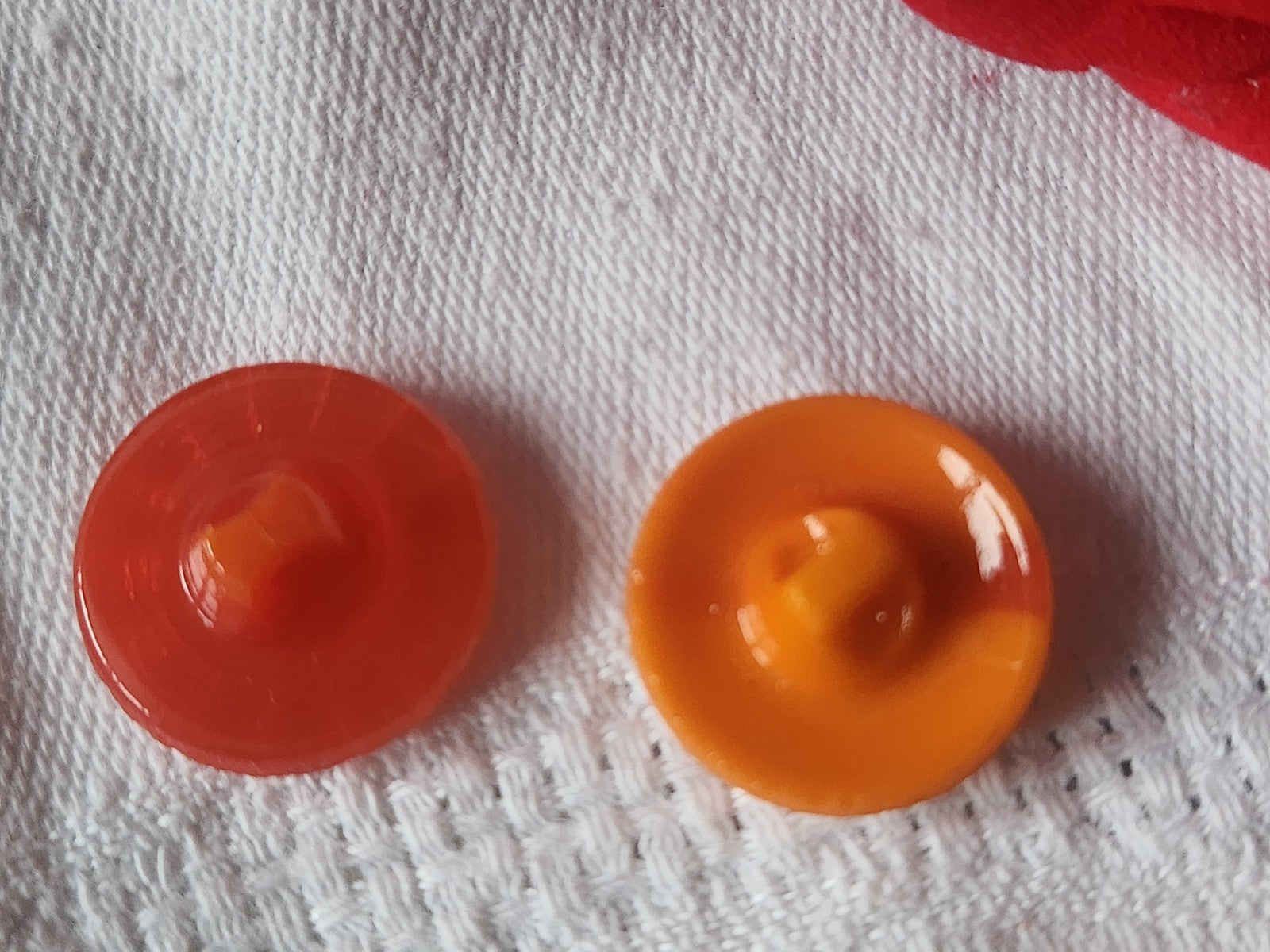 Duo boutons anciens en verre  orange  motif vintage 1,7 et 1,8 cm D9C