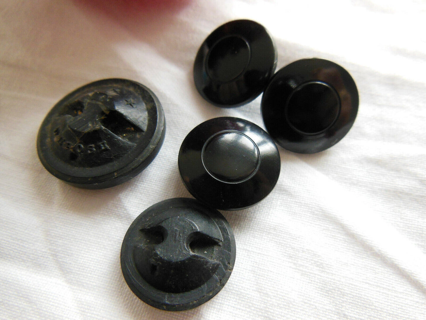 Lot 5 boutons anciens noir à pied diamètre  1,5 et 2 cm G14C