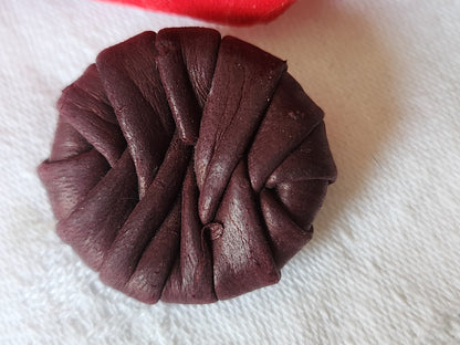 Bouton ancien en cuir lie de vin  vintage rare  2,8  cm G17K