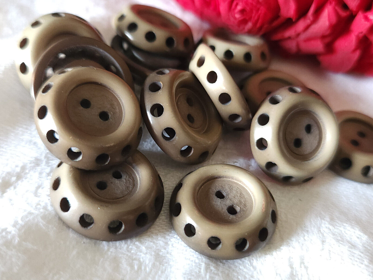 Lot 12 boutons vintage gris camaieu ajouré trous 1,8 cm ref 6014