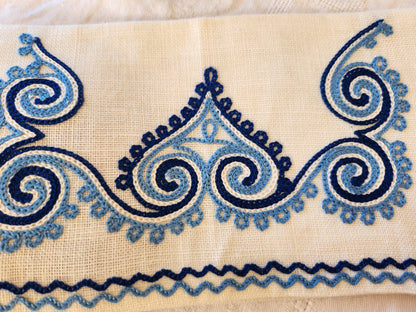 Ancien porte serviette fait main bleu broderie  neuf pochette 12 cm sur 25 cm B8