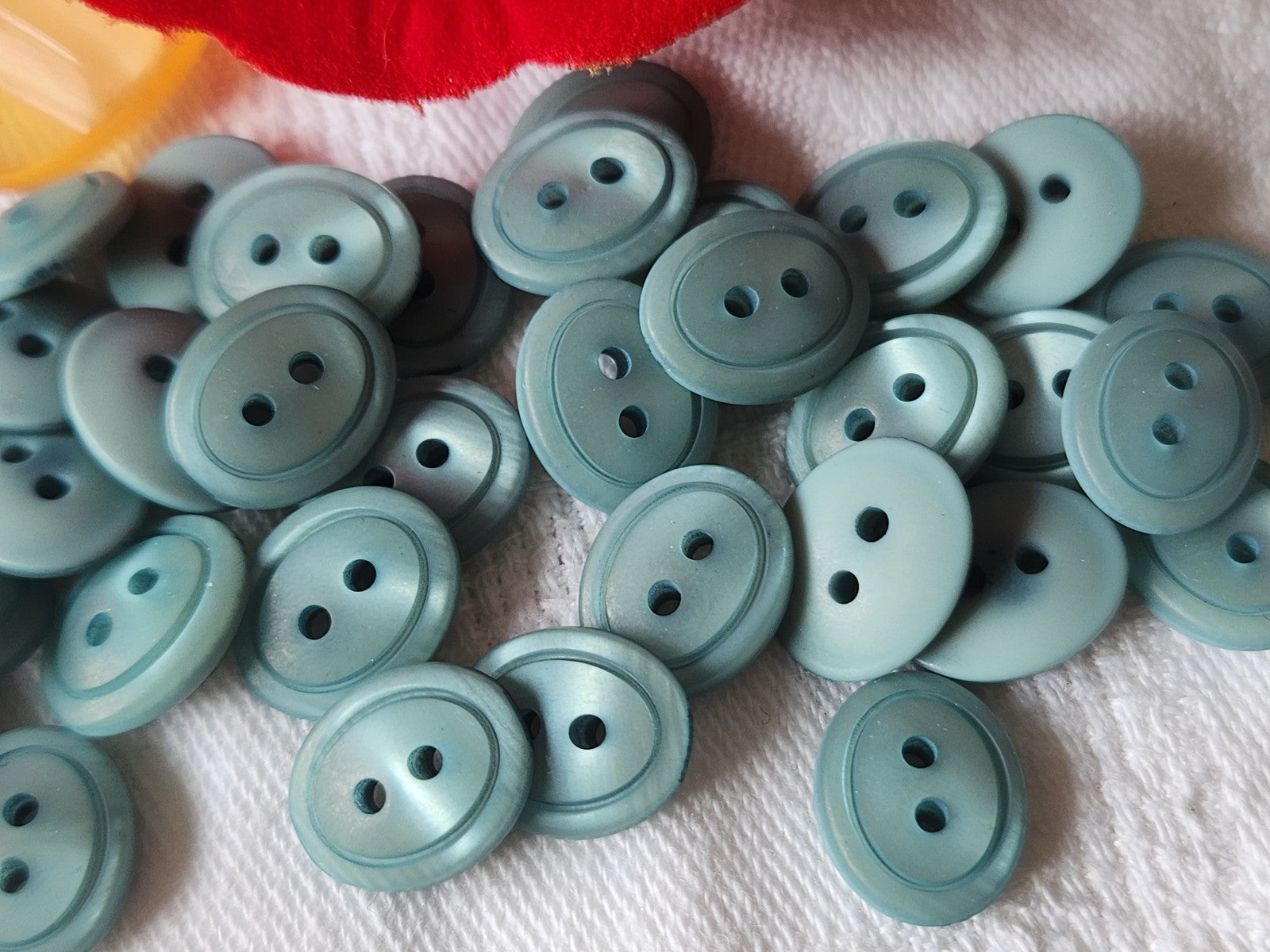 Lot 32 petits boutons vintage bleu ovale à trous  1 cm sur 1,2 cm ref 3573