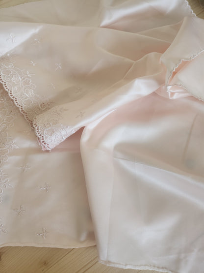Coupon dentelle satiné rose festons des deux cotés 46 cm sur 90 cm B5