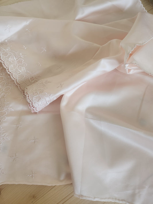 Coupon dentelle satiné rose festons des deux cotés 46 cm sur 90 cm B5