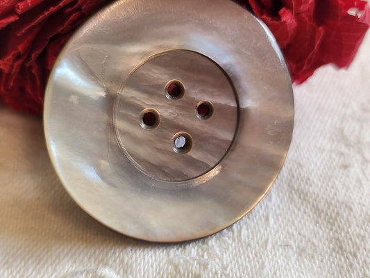 gros bouton ancien en nacre gris / grise  diamètre: 3,6 cm D7F
