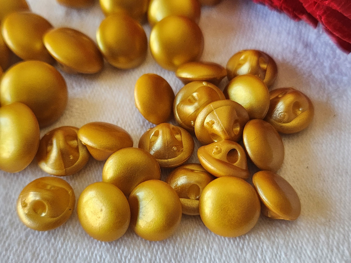 Lot 33 boutons jaune doré fond d'atelier 1cm à 1,3 cm ref 5054