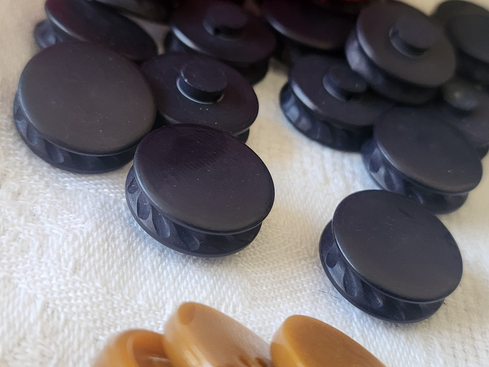 Lot 16 boutons vintage  noir bleuté mat pied 1,7 cm ref 4793