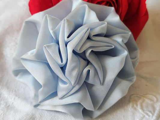 Grosse fleur ancienne bleu  rayonne  montée en broche modiste T0-19