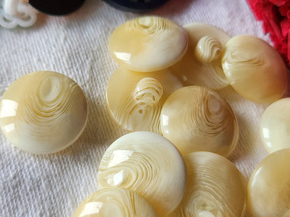 Lot 13 boutons vintage creme beige  veiné  pied transparent  1,8 cm ref 926
