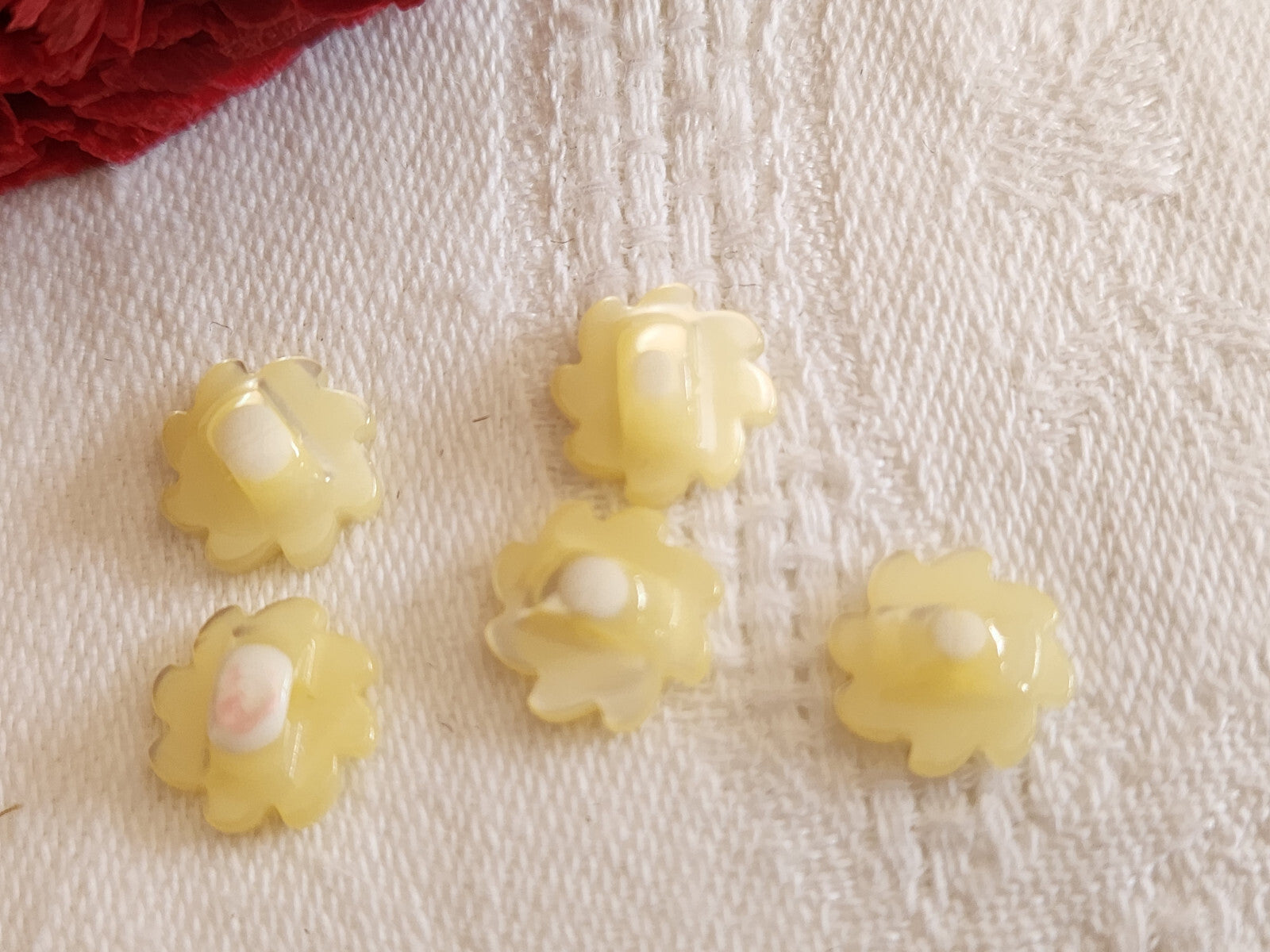 Lot 5 boutons anciens en nacre travaillé jaune 1/1,1 cm pied ref 234