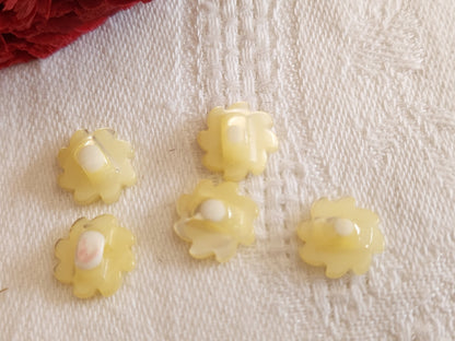 Lot 5 boutons anciens en nacre travaillé jaune 1/1,1 cm pied ref 234