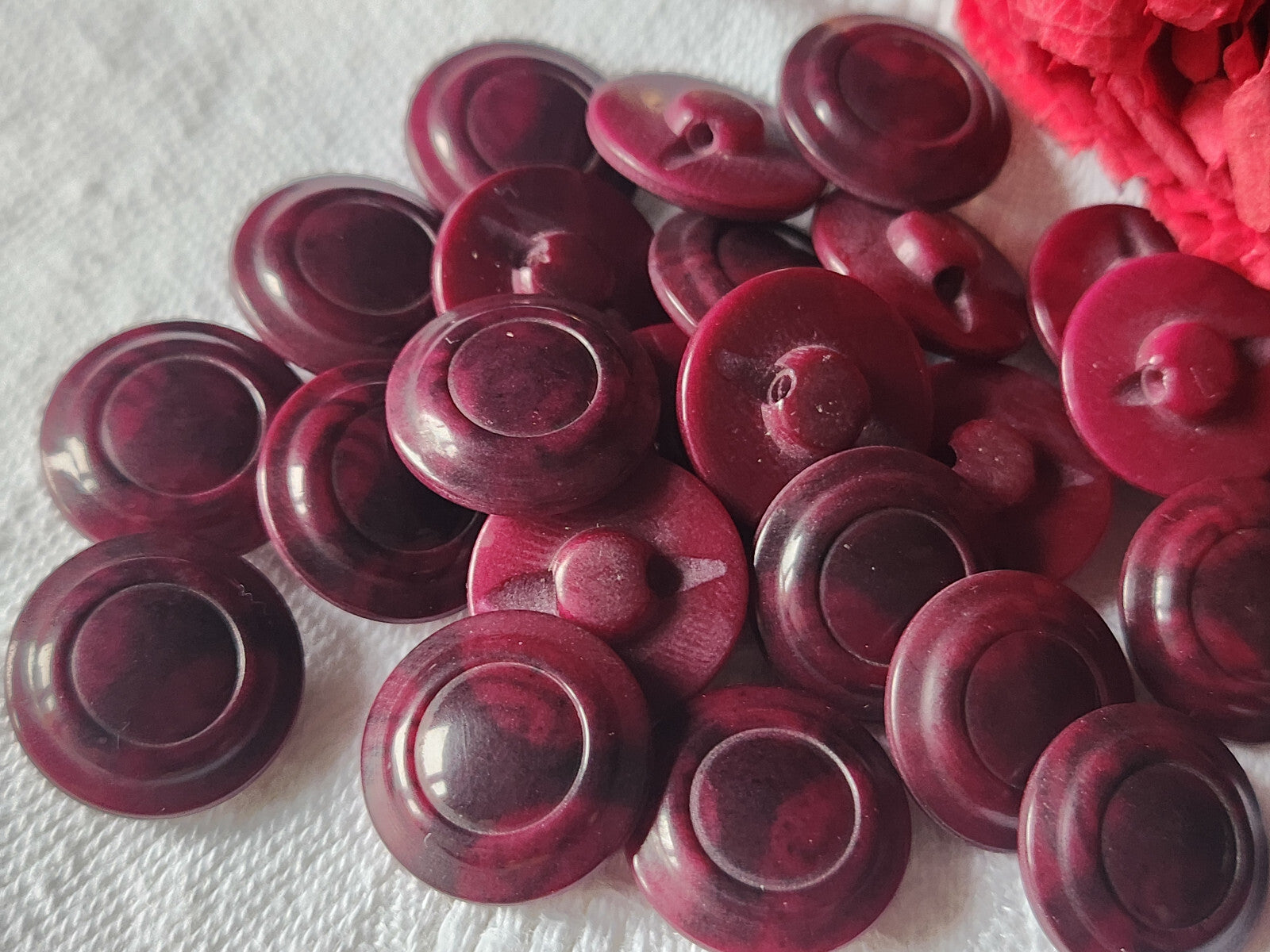 Lot 10 boutons anciens en corozo violet moucheté  pied  1,4 cm ref 1468