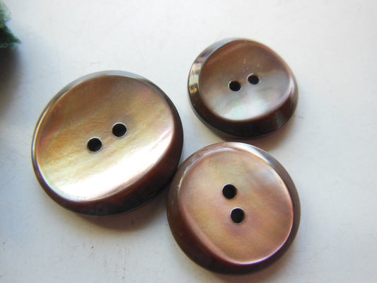 Trio boutons marron en nacre vintage diamètre 2,1 cm et 1,8 cm D3P