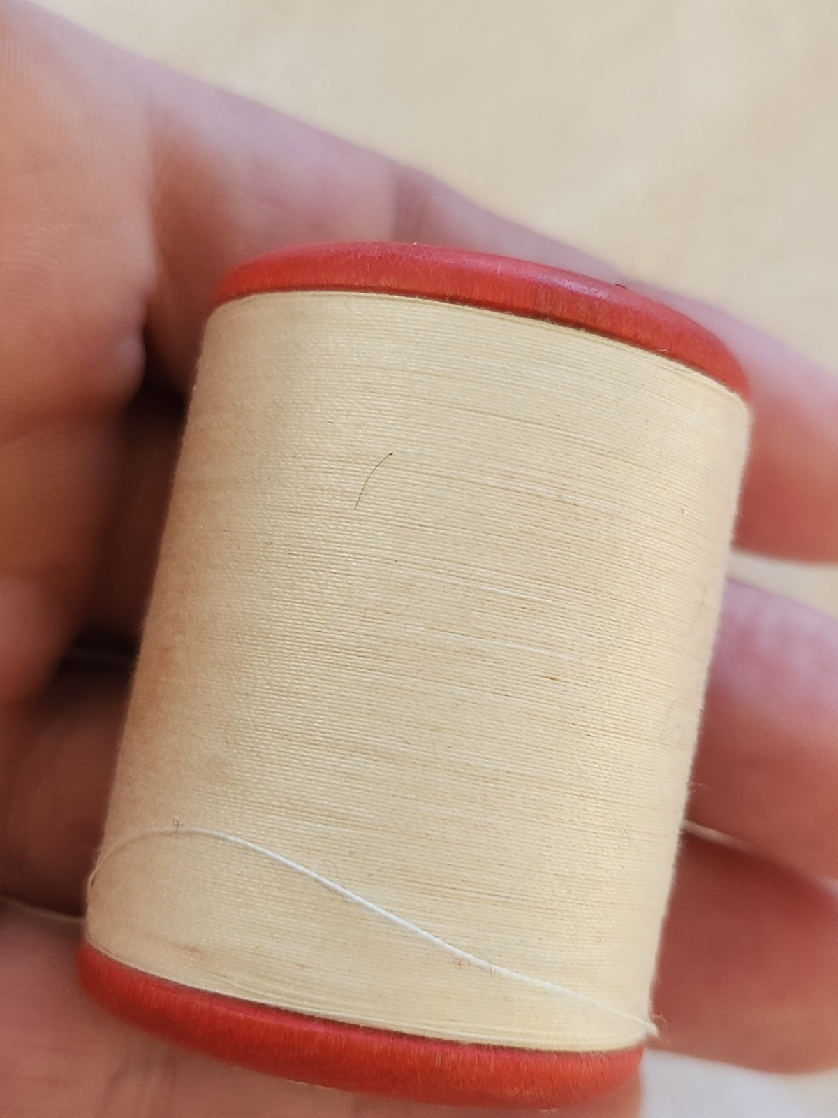 Bobine ancienne en bois rouge fil blanc mercerie poids: 36 grammes