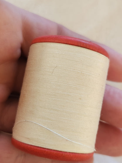 Bobine ancienne en bois rouge fil blanc mercerie poids: 36 grammes