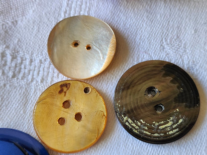 Trio boutons anciens en nacre à trous 2,3 et 2,7 cm G15F