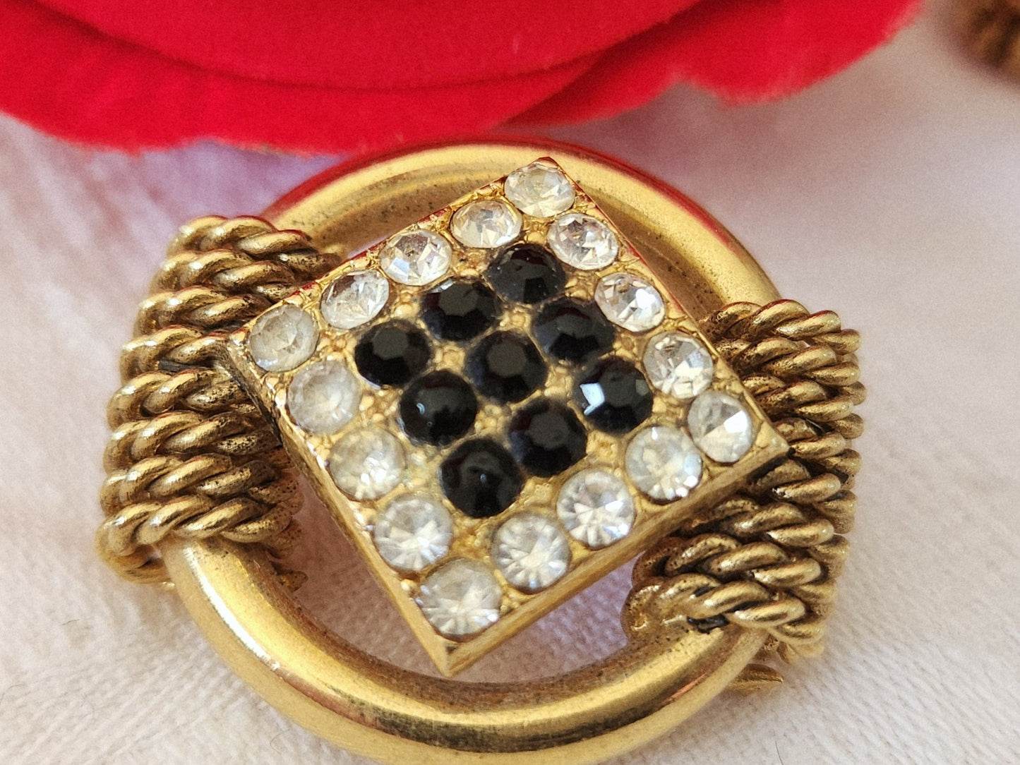 Superbe et gros bouton vintage metal paré de strass doré 3,1 cm ref 3883