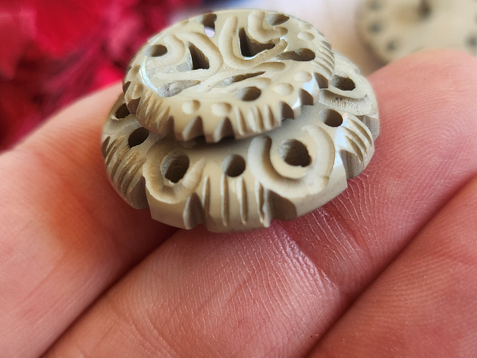 Gros bouton ancien collection gris sculpté joli ajouré motif 2,6 cm ref 714