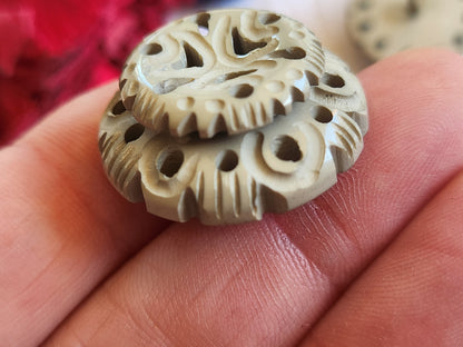 Gros bouton ancien collection gris sculpté joli ajouré motif 2,6 cm ref 714