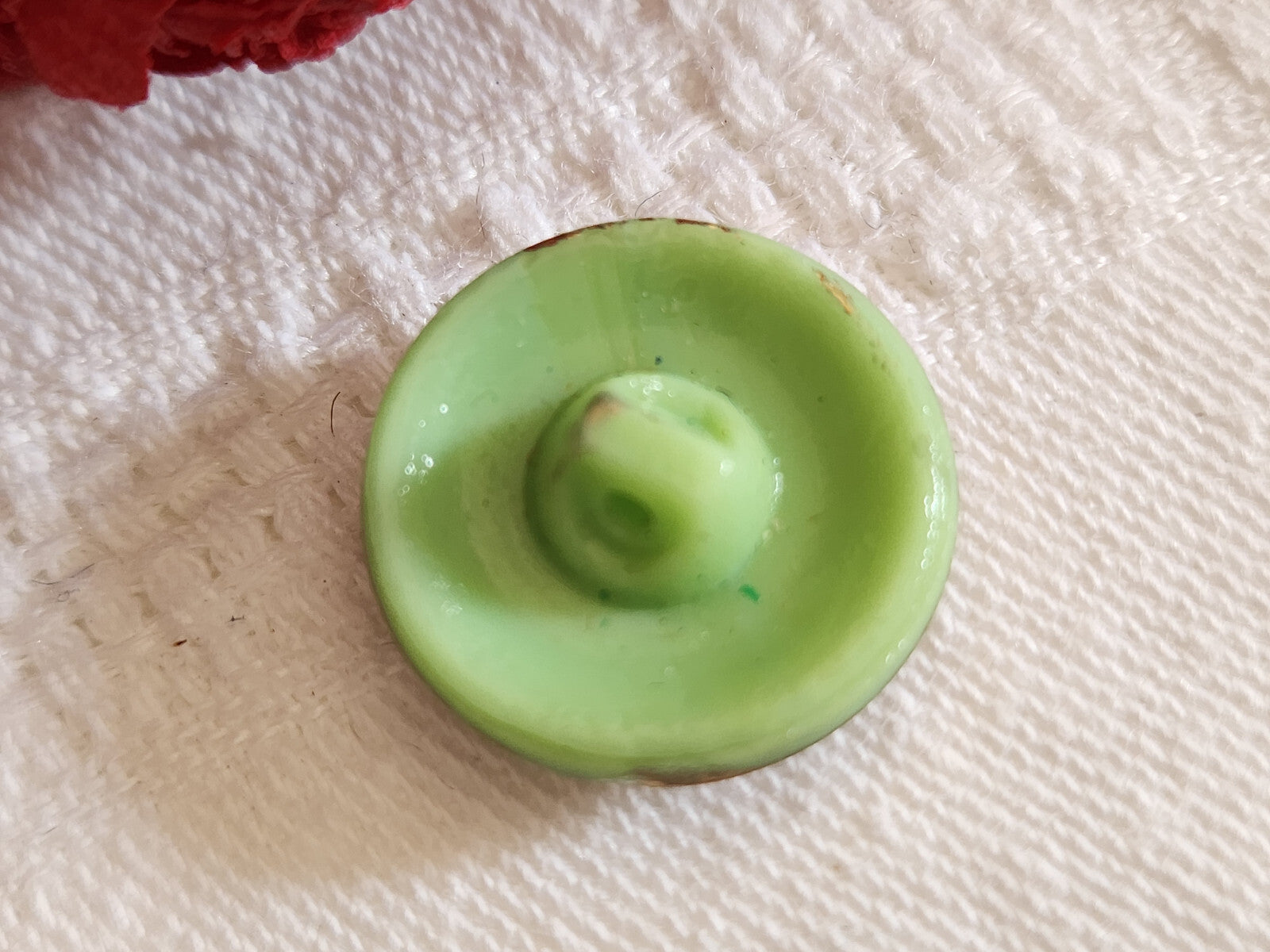 Bouton vintage en verre motif doré  vert relief 1,7 cm G16C