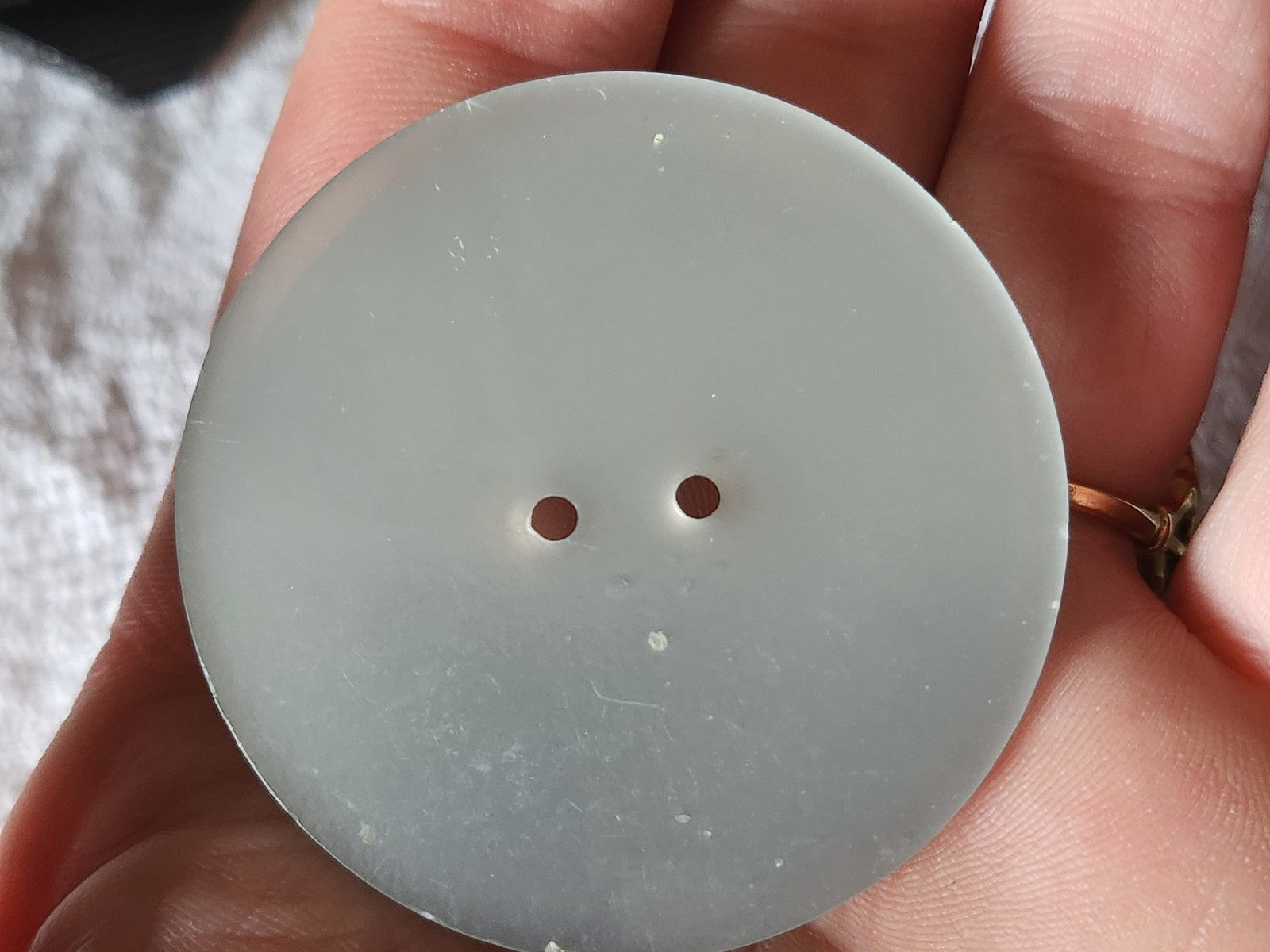 Enorme bouton vintage teinte moucheté nacré 5 cm XXL ref 7000