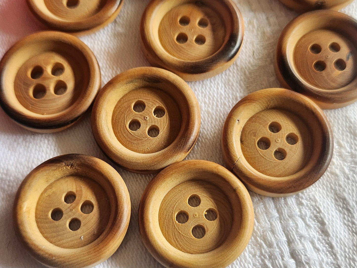 Lot 10 boutons anciens en bois brut 2,1 cm à trous petits  ref 2804