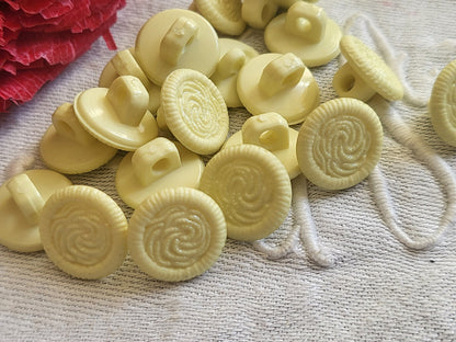 Lot 21 petits boutons jaune spirale à pied 1,3 cm ref 2152