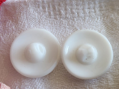 Duo boutons anciens en verre blanc  travaillé 2,1 cm à pied  G14F