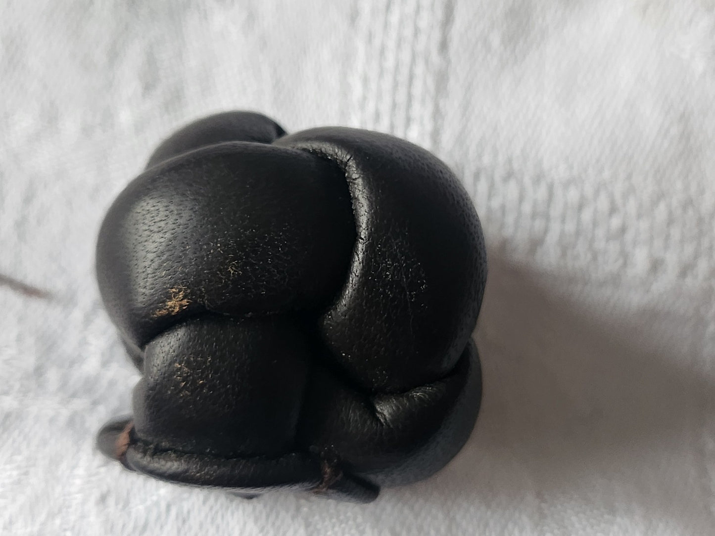 Gros bouton ancien en cuir 3,4 cm marron volume parurier collection ref 339