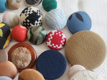 Lot 66 boutons anciens  tissu vintage panaché pied 1 à 2,9 cm ref  6227