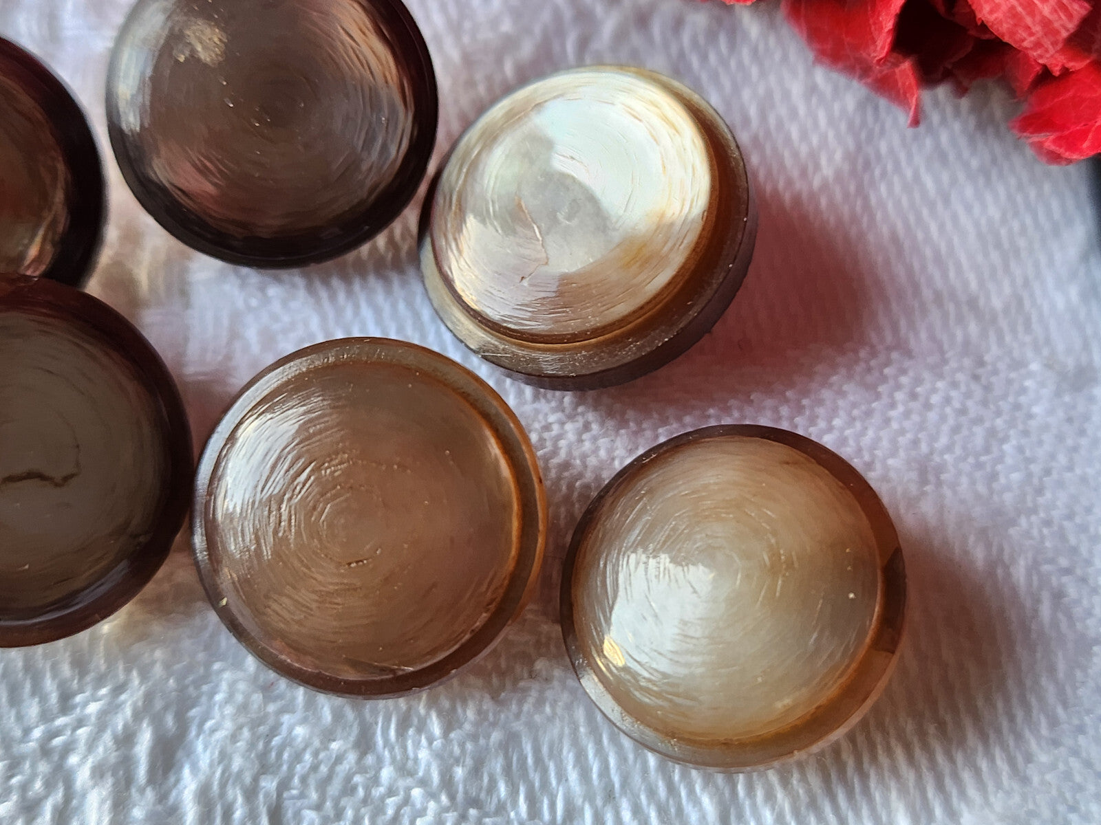 Panaché lot 7 boutons anciens en nacre marron à pied 1,4 cm ref 5856