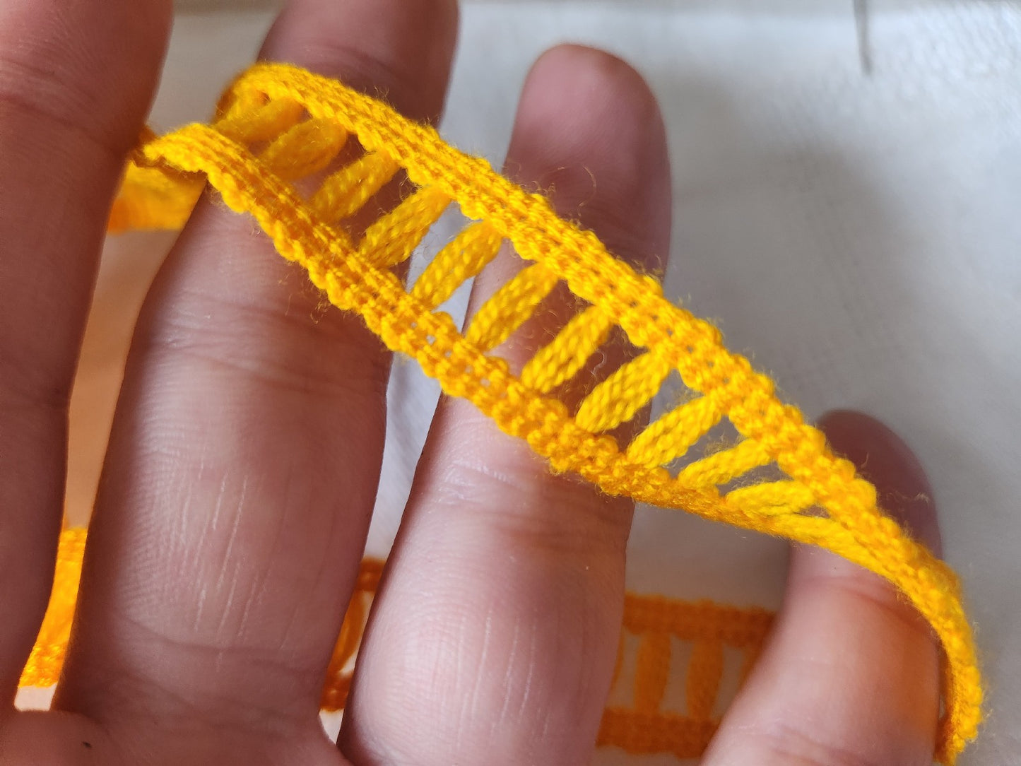 Dentelle vintage jaune echelle 6 mètres sur 1,5 cm A3