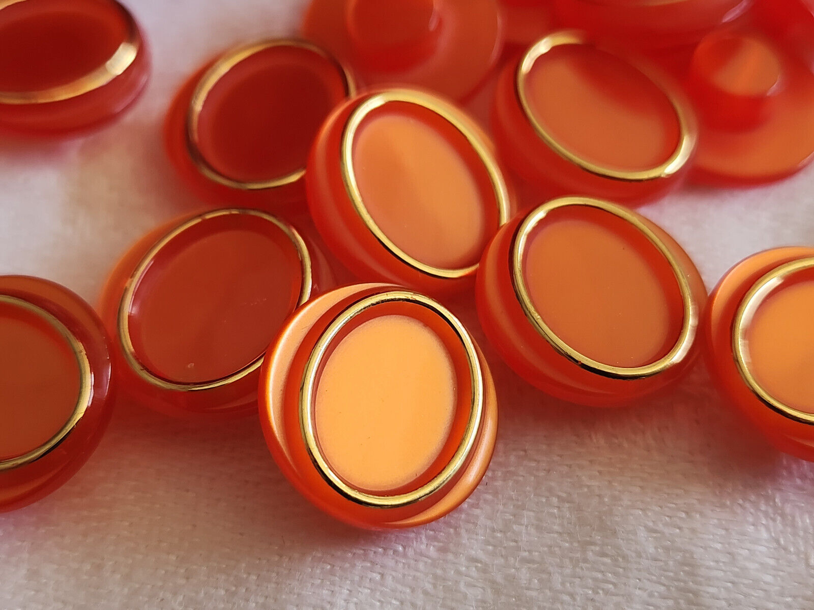 Lot 16 boutons vintage orange doré nacré pied  1,4 cm ref 4738