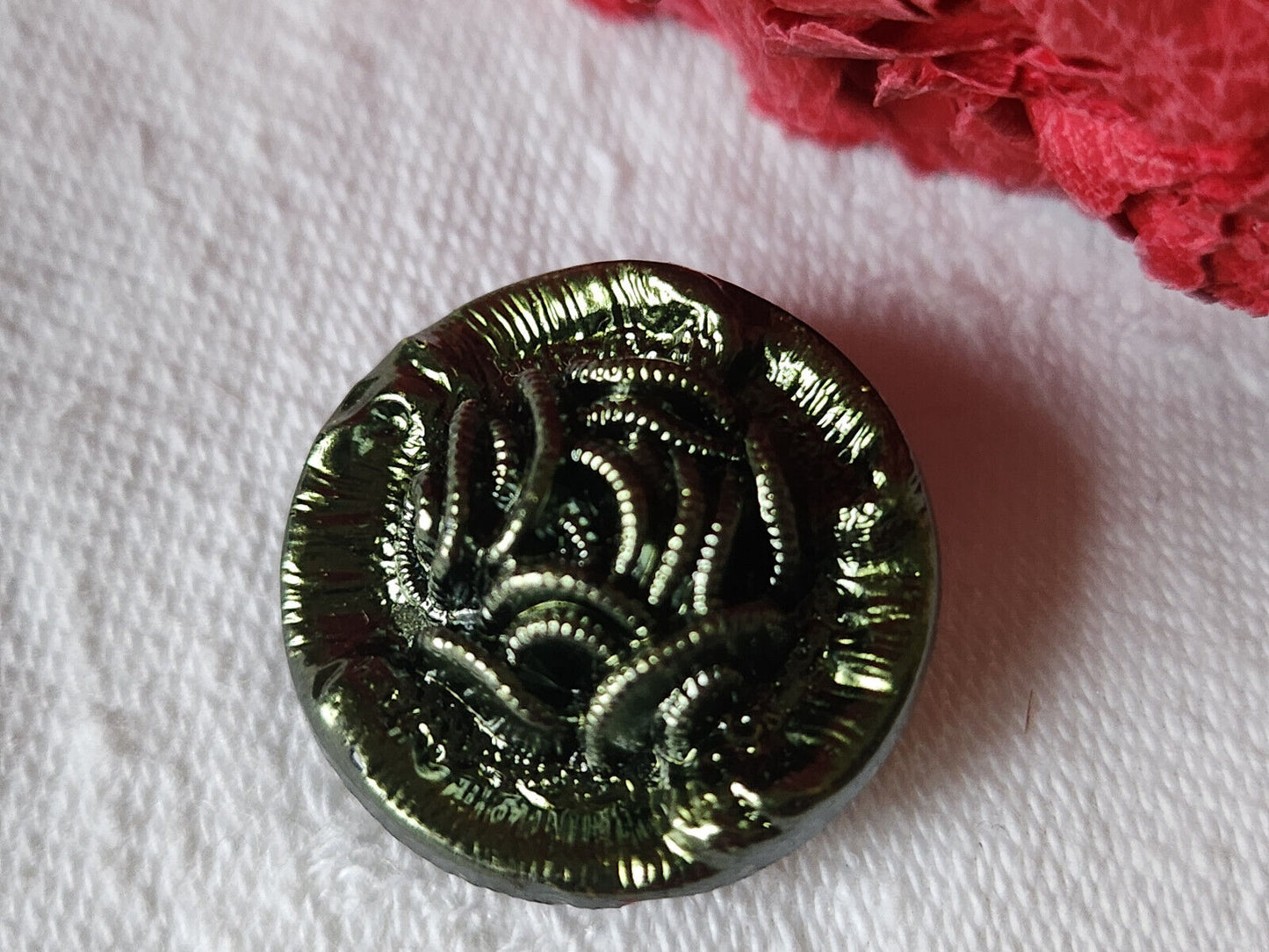 Joli bouton ancien en verre vintage vert metallisé 2,1 cm G16D