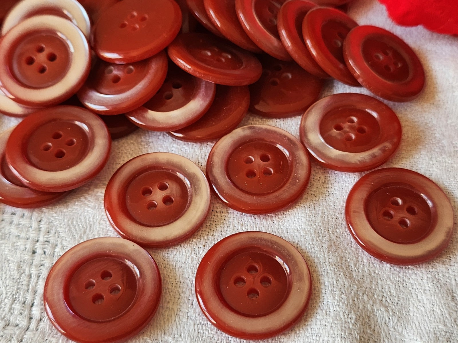 Lot 30 boutons vintage  rouge bord nacré trous  2,3 cm ref 3889 **