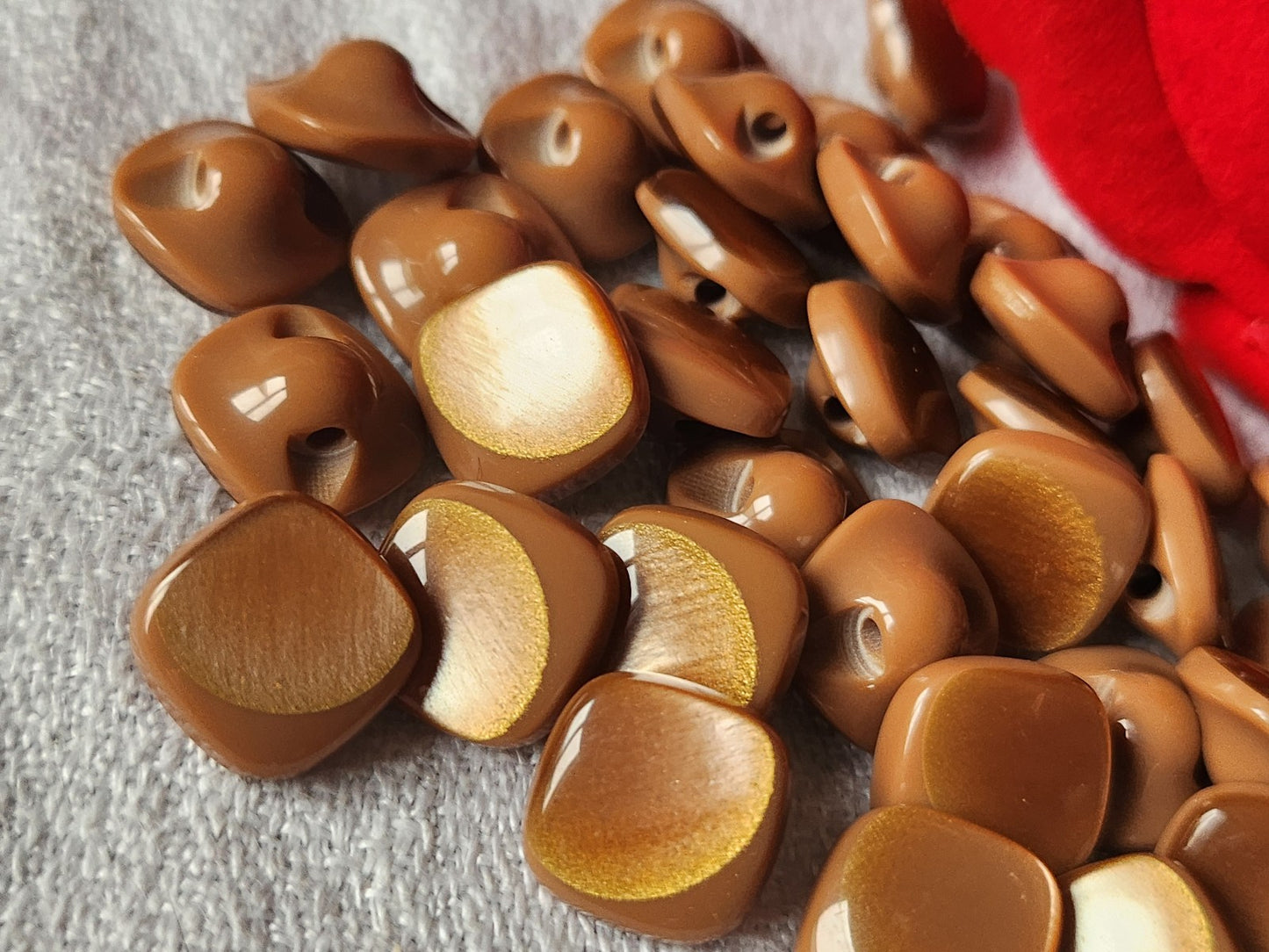 Lot 18 mini  boutons vintage à pied jolis carré marron  1 cm ref 384