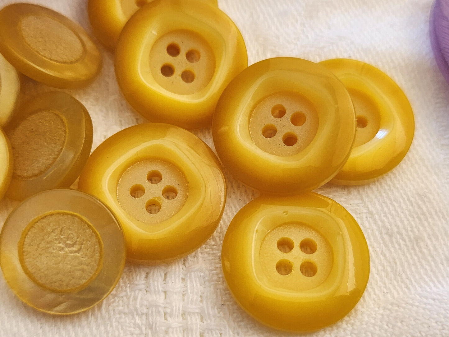 Lot 15 boutons vintage jaune 2 series 1,4 cm et 1,8 cm ref 279