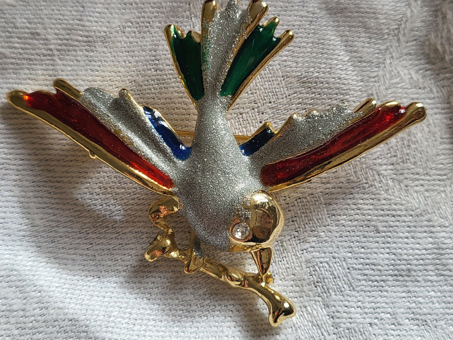 Broche métal doré émaillé vert rouge argenté 4,2 sur 5,8 cm 